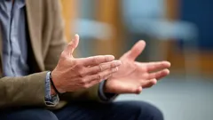 Vad menar psykologin att det innebär när vi gestikulerar mycket med händerna när vi pratar?