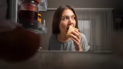 En enkel vana som hjälper dig att gå ner i vikt och sluta småäta på kvällen