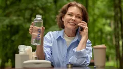 Behöver man verkligen dricka 2 liter vatten om dagen – och kan man ersätta det med andra drycker?