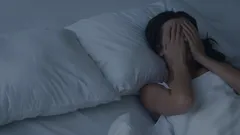 Därför dyker pinsamma minnen upp just när du ska sova