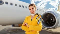 Vet du varför flygvärdinnor bär scarves? Det handlar inte bara om utseendet.