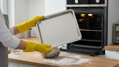 Bli av med intorkat fett på brända ugnsplåtar med enkla husmorsknep