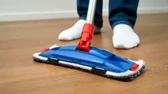 Smart knep: Det här ska du ha i skurvattnet när du tvättar golv så håller sig strumporna rena