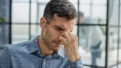 Många gör det utan att ens tänka på det: Gesten som direkt avslöjar din osäkerhet