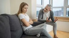 7 vanor som äldre tycker är artiga – men som irriterar yngre