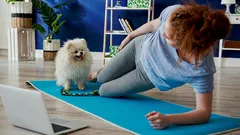 Så får du en platt mage efter 40 – utan ryggont och utan att belasta ryggraden